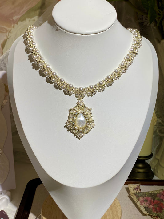 The Nacre Médaillon Necklace
