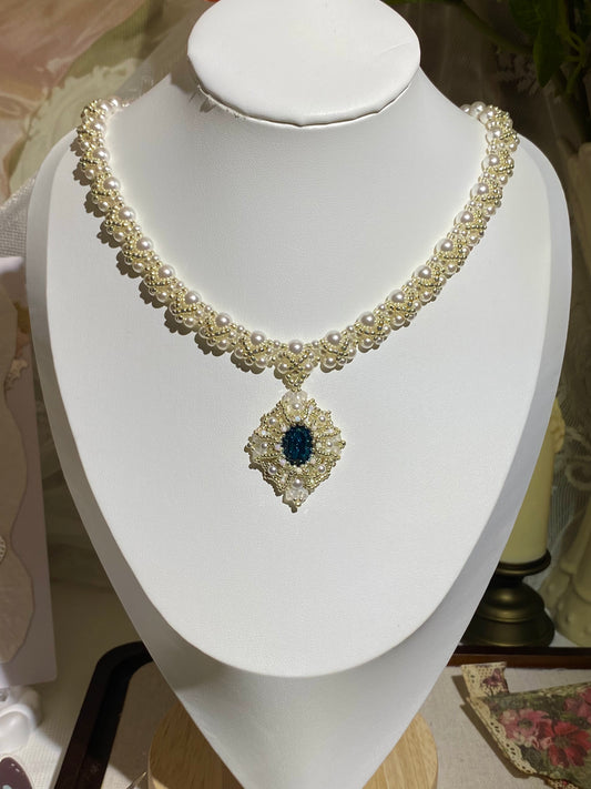 Médaillon d’Azur Pearl Collar Necklace