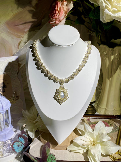 The Nacre Médaillon Necklace