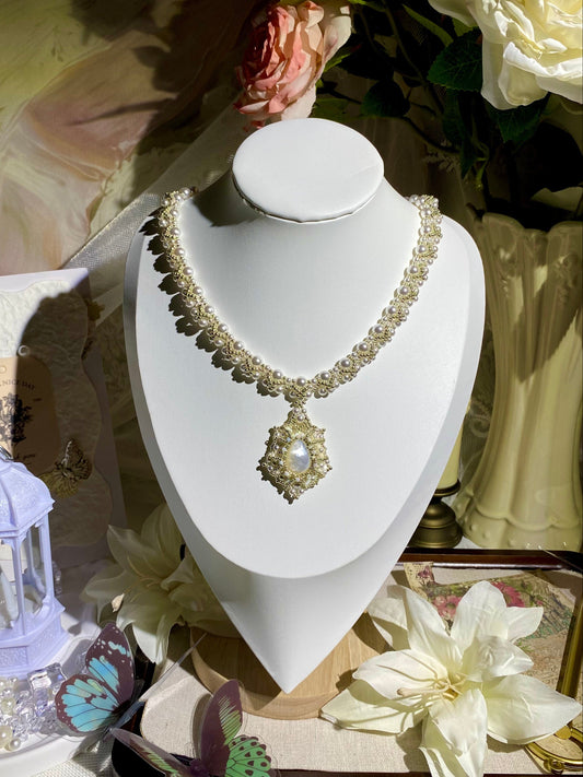 The Nacre Médaillon Necklace